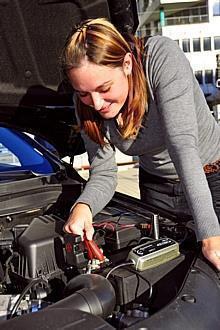 Batterieladegerät.  Foto:     Auto-Medienportal.Net/GTÜ 